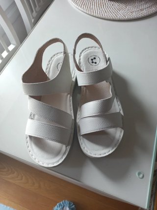 Sandalias blancas cómodas