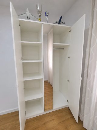 Armario blanco de madera