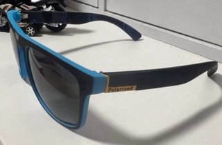 Gafas de sol negras y azules