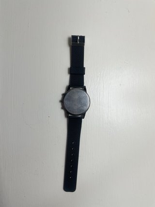 Reloj negro con detalles azules estilo lujo