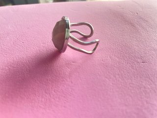 Anillo acero inoxidable con piedra cuarzo rosa.