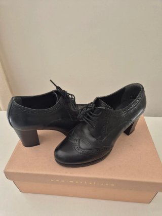 Zapatos de tacón negros estilo Oxford. Piel