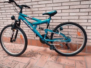 Bicicleta de montaña azul 24"