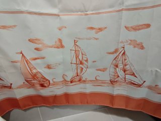 Cortina de ducha naranja y blanca