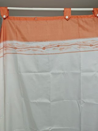 Cortina de ducha naranja y blanca