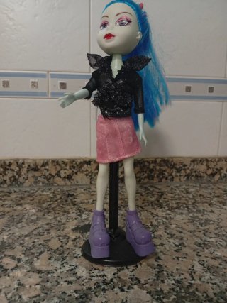 Muñeca Monster High con vestido negro