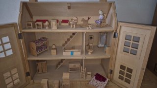 Casita de muñecas de madera