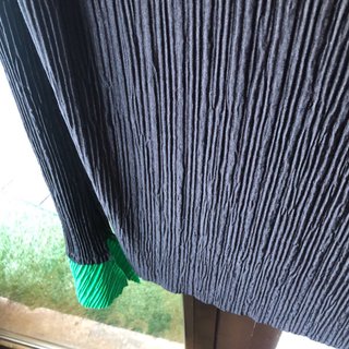 Camiseta negra con detalles verdes