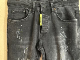 Pantalón vaquero hombre negro desgastado
