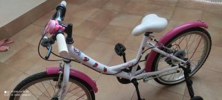 Bicicleta infantil blanca y rosa