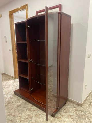 Armario madera con estantes de cristal