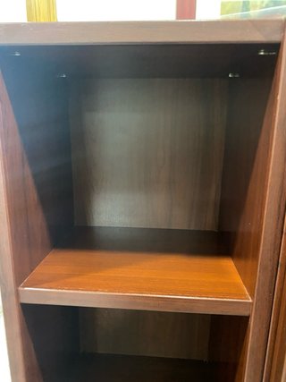 Armario madera con estantes de cristal
