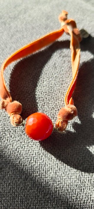 Pulsera de cordón ajustable en tonos cálidos