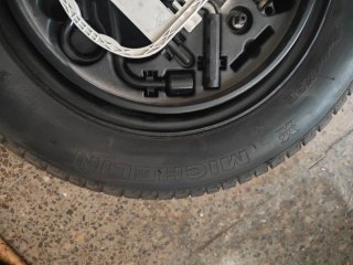 Rueda de repuesto Michelin + kit completo ORIGINAL