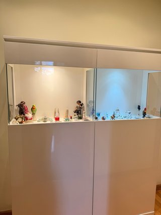 Mueble expositor blanco con vitrina