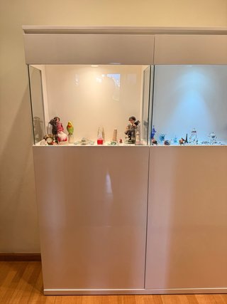 Mueble expositor blanco con vitrina