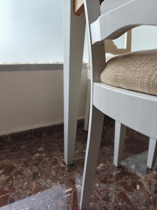 Mesa extensible y 4 sillas de pino