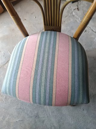 Mesa redonda de bambú con 4 sillas mide  100x75