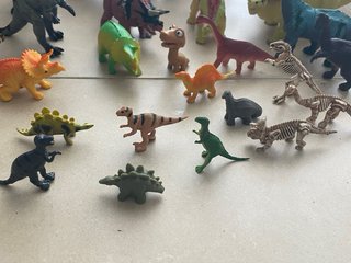 Lote de dinosaurios de juguete