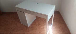 Escritorio blanco con silla