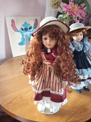 Muñeca de porcelana con vestido