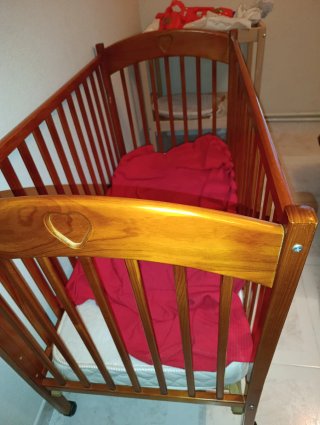 Cuna de madera para bebé y regalo de colchón