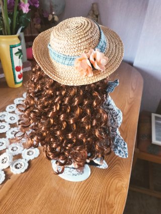Muñeca de porcelana con vestido