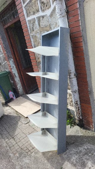 Zapatero vertical gris y blanco