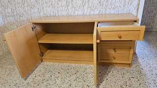 Mueble auxiliar madera 2 puertas y 3 cajones.