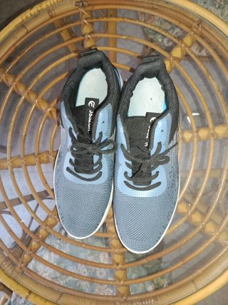 Zapatillas deportivas grises y azules