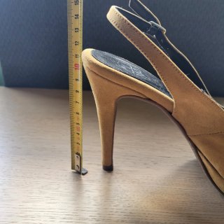 Zapatos de tacón mostaza con pedrería