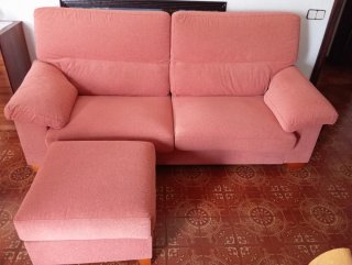Sofá con reposapiés