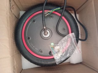 Motor patinete eléctrico negro y rojo