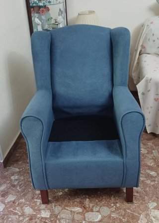 Butaca orejera azul de tela