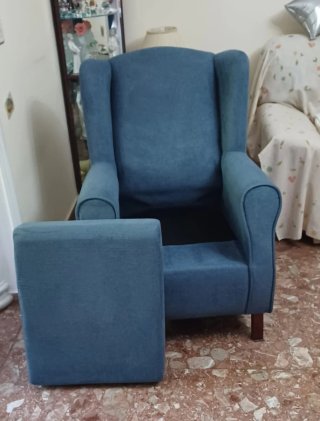 Butaca orejera azul de tela