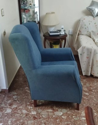 Butaca orejera azul de tela