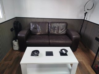 Sofá y mesa de centro blancos