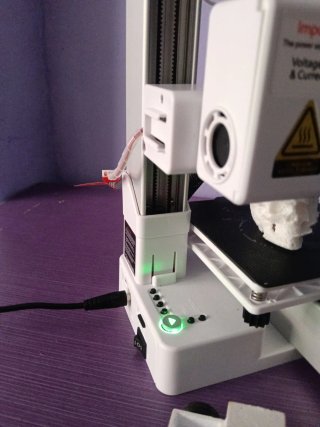 Impresora 3D MakerBot Blanca y Morada poco uso