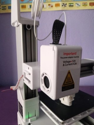 Impresora 3D MakerBot Blanca y Morada poco uso