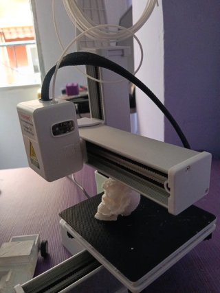 Impresora 3D MakerBot Blanca y Morada poco uso