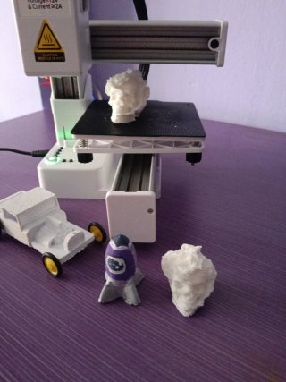 Impresora 3D MakerBot Blanca y Morada poco uso