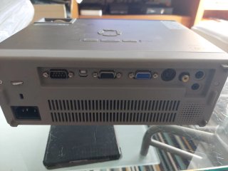 Proyector Mitsubishi XD206U con soporte