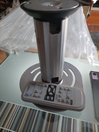 Proyector Mitsubishi XD206U con soporte