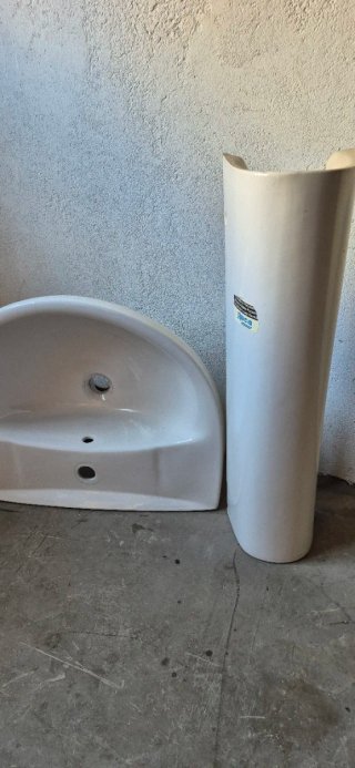 Lavabo y pie de porcelana blanco