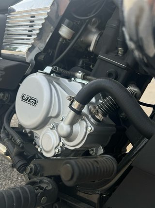 Moto UM Renegade 125cc Moto Cruiser Negra