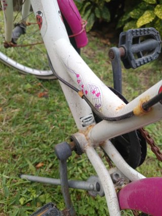 Bicicleta niña rosa para reparar