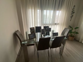 Mesa comedor cristal y 6 sillas polipiel