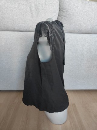 Blusa preta Shein M com renda