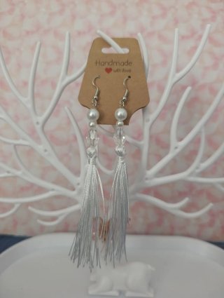 Pendientes hechos a mano plateados y blancos