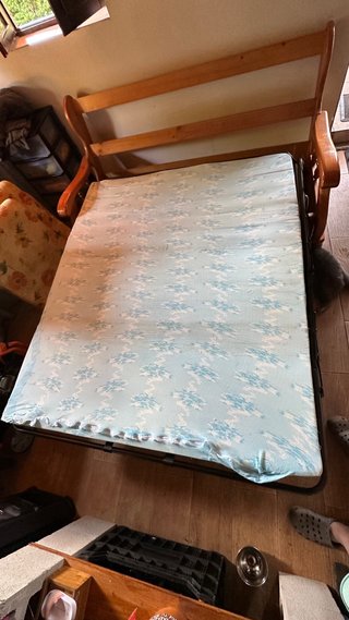 Sofá cama floral en buen estado